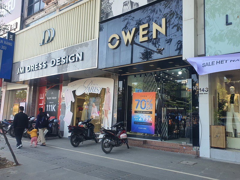 Hàng loạt các cửa hàng giảm giá sản phẩm chỉ còn từ 111k đến 299k.