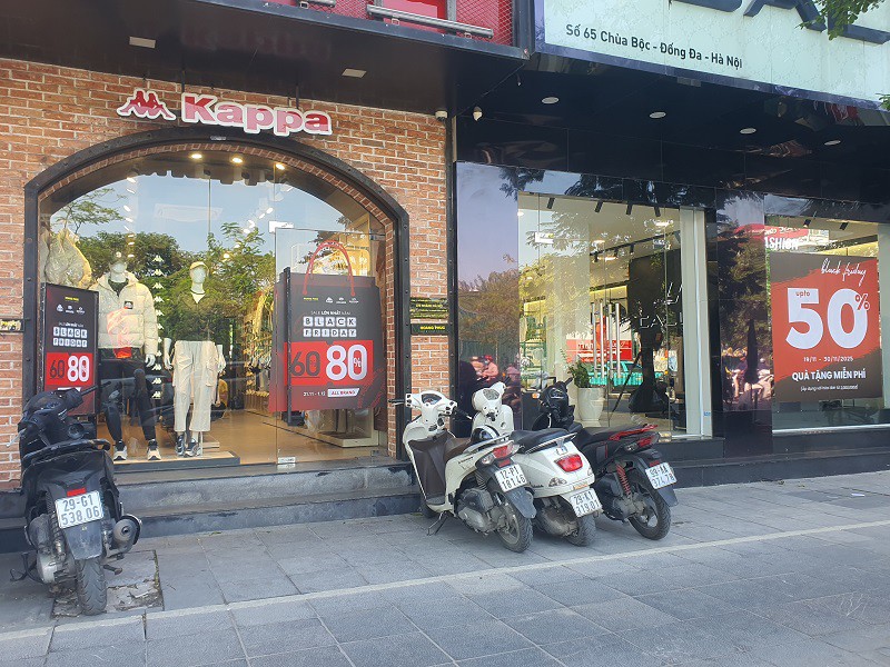 Thậm chí có cửa hàng giảm giá lên tới 80%.