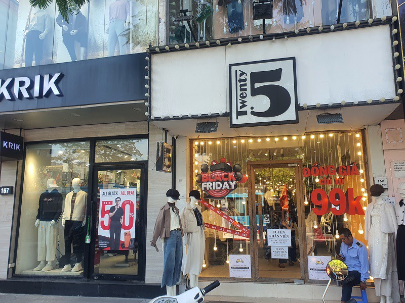 Một cửa hàng trên phố Chùa Bộc bán đồng giá 99k.