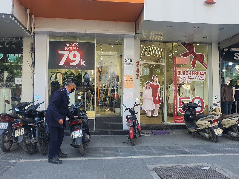 Các cửa hàng thời trang san sát nhau với hàng loạt biển giảm giá từ 50-80%.