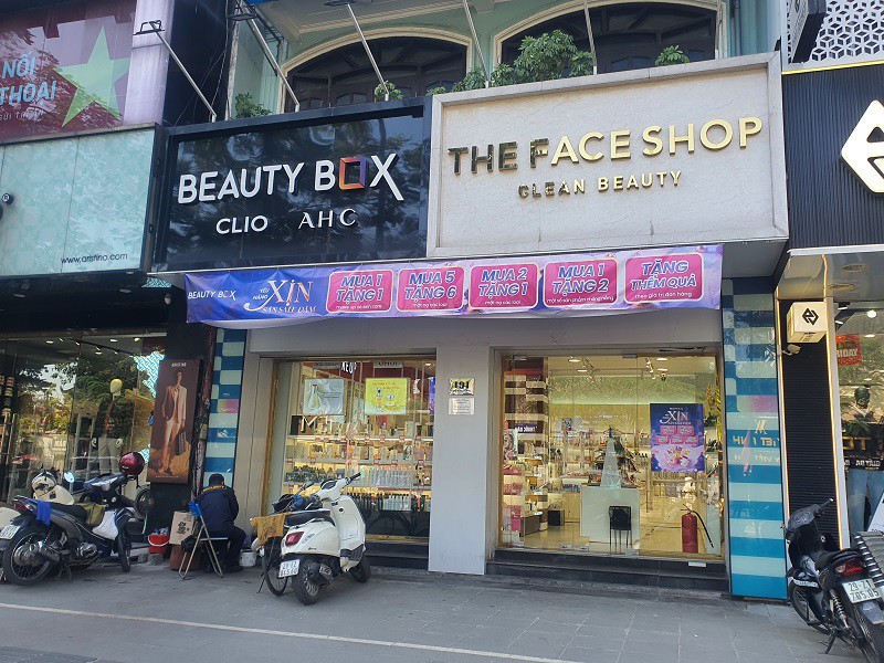 Một cửa hàng mĩ phẩm khuyến mại dịp Black Friday 2025 dành cho khách hàng.