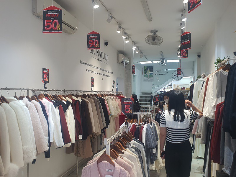 Mặc dù giảm giá sâu nhưng lượng khách đến mua sắm vẫn khá thưa vắng.