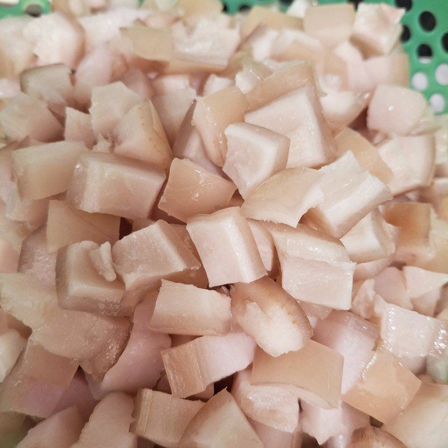 Bì lợn trước khi chế biến cần được làm sạch sẽ. Ảnh HM