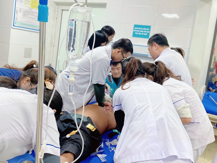 Các bác sĩ đang cấp cứu bệnh nhân