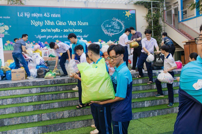 Tất bật vận vận chuyển hàng đến nơi tiếp nhận