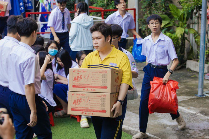 "Tay xách, nách mang" vì miền Trung ruột thịt