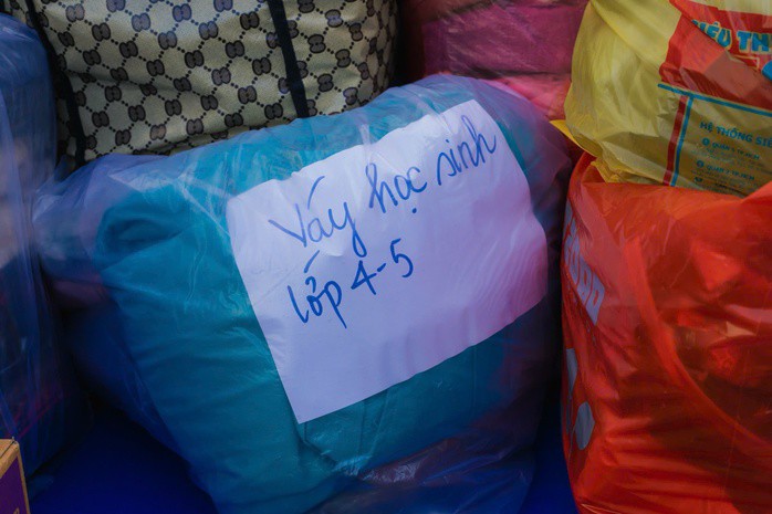 Phân loại đồ để gửi đến các bạn, các em học sinh vùng bị thiên tai