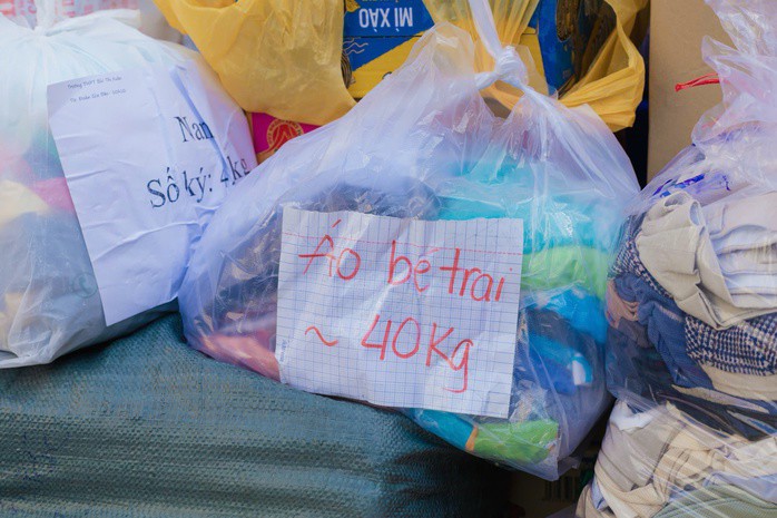 Phân loại đồ để gửi đến các bạn, các em học sinh vùng bị thiên tai