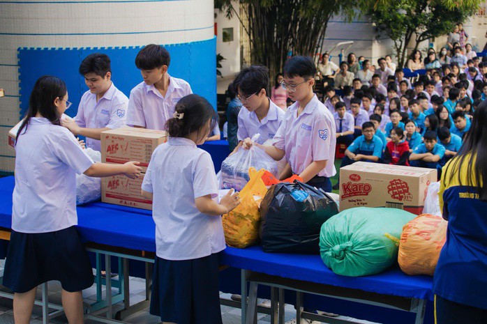 Trường học TP HCM hướng về miền Trung