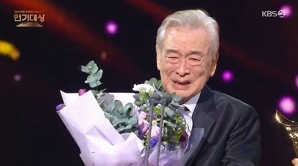 Ông Lee Soon Jae trên sân khấu lễ trao giải KBS Drama Awards năm ngoái.