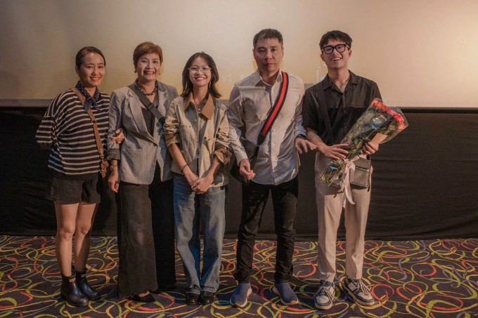 NSND Công Lý và vợ cũ đến mừng con gái ra mắt phim "Có một chòm sao".