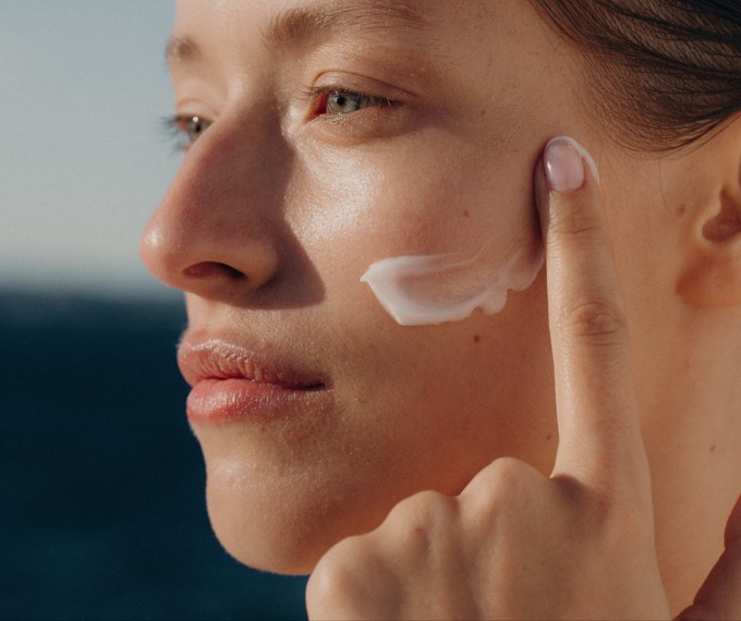 Bác sĩ Chan gợi ý sử dụng các thành phần như glycerin, ceramide để tăng hiệu quả cấp ẩm, khóa ẩm cho da.