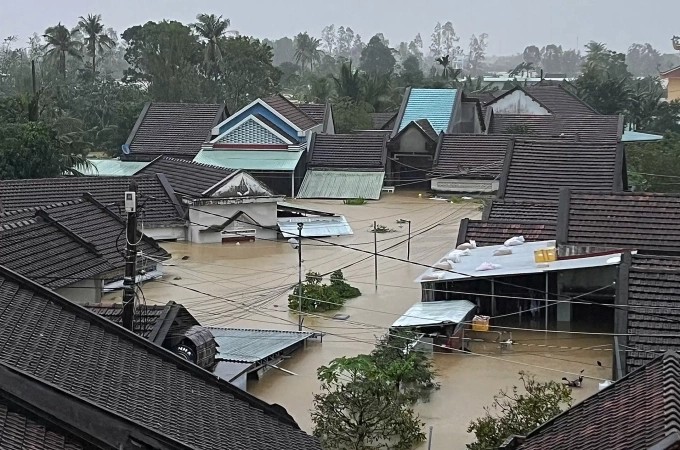 Nước ngập ngang mái nhà ở xã  Hòa Thịnh ngày 20/11. Ảnh: Nam Phát