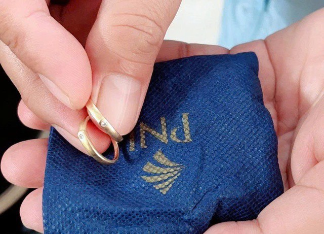 Túi vàng và nhẫn cưới rơi ra từ bao quần áo