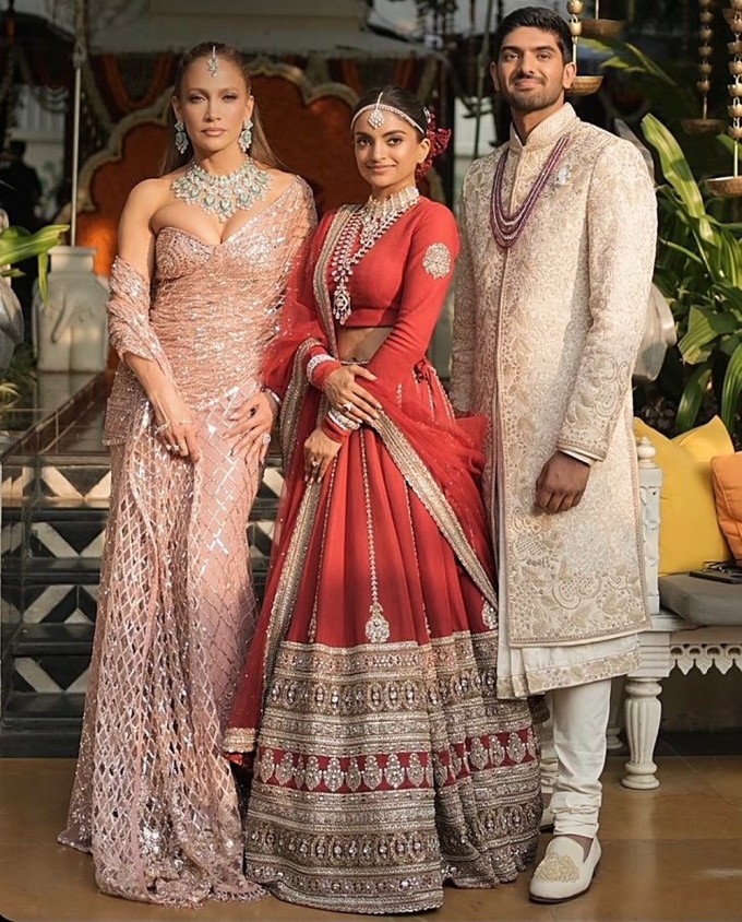 Jennifer Lopez chụp hình cùng cô dâu Netra Mantena, chú rể Vamsi Gadiraju trước đêm diễn. Ảnh: X/ @DivoAndTheCity