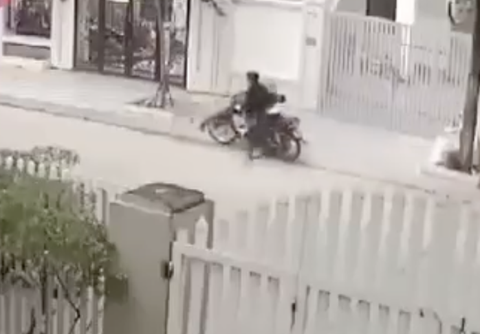 Hình ảnh một thanh niên chạy xe máy lao đến.