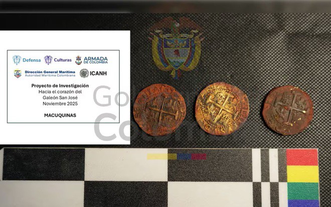 Các khẩu pháo của chiến hạm cổ đại nằm vương vãi dưới đáy biển (ảnh trái) và một số hiện vật vừa được trục với - Ảnh: BỘ VĂN HÓA COLOMBIA