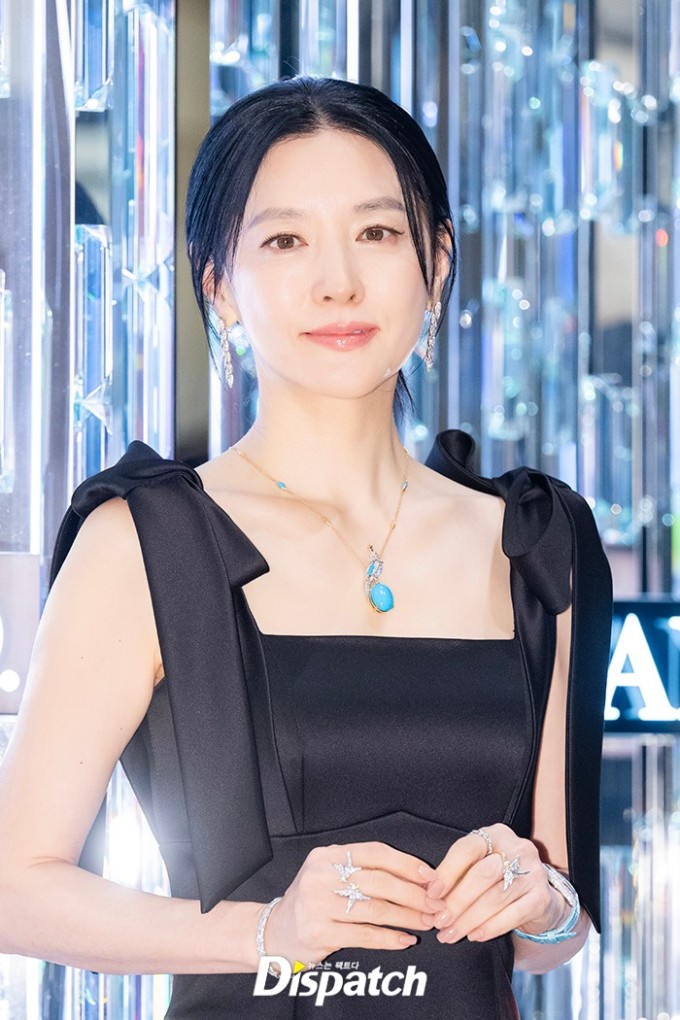 Lee Young Ae tham dự buổi chụp hình cho một thương hiệu trang sức được tổ chức tại cửa hàng bách hóa Shinsegae, chi nhánh Gangnam ở Seocho-gu, Seoul, sáng ngày 25/11.