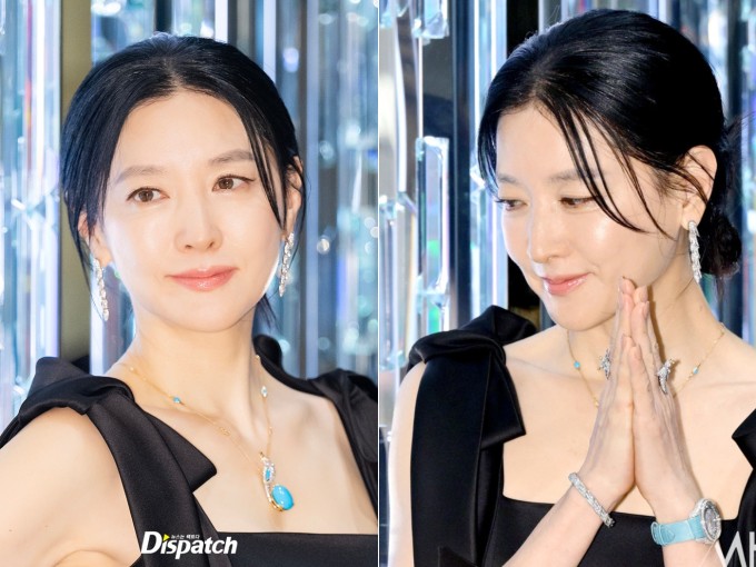 Diễn viên U60 khoe vẻ đẹp nổi bật với làn da trắng sứ. Cô mặc váy xẻ tà, cầu vai thắt nơ trẻ trung, sang chảnh.