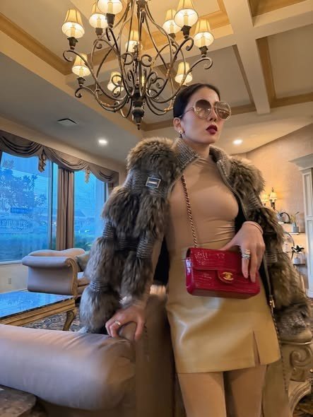 Trong chuyến trở lại Vancouver biểu diễn và nghỉ dưỡng, Lệ Quyên khiến mạng xã hội xôn xao khi chia sẻ loạt ảnh khoe sắc vóc nổi bật.