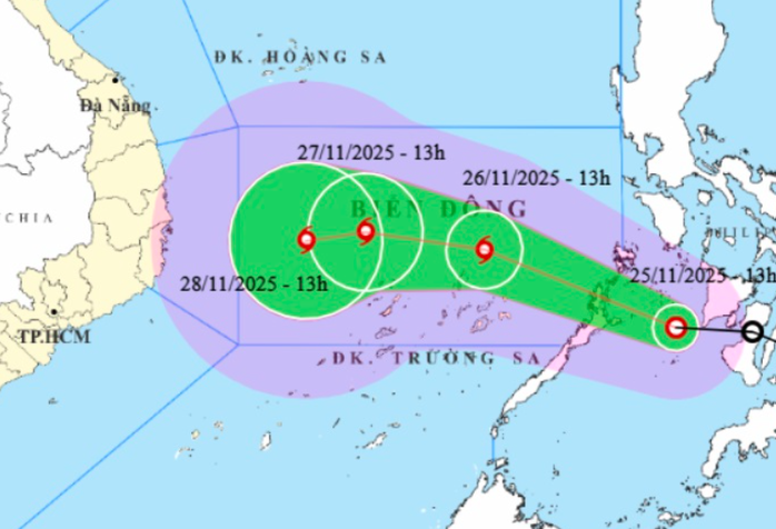 Dự báo hướng di chuyển của áp thấp nhiệt đới lúc 13 giờ chiều ngày 25-11. Ảnh: Trung tâm Dự báo khí tượng thủy văn quốc gia