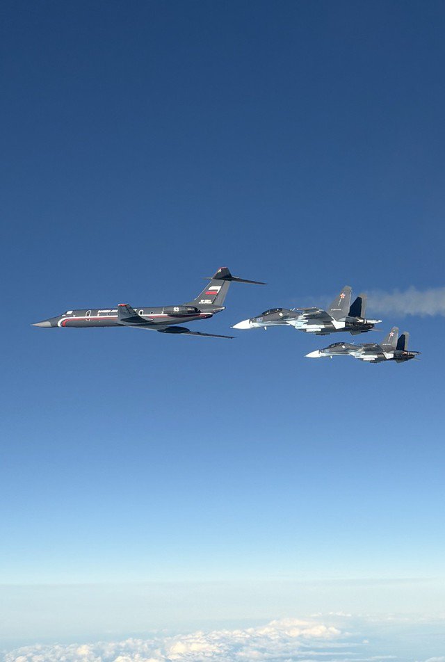 Máy bay Tu-143 của Nga xuất hiện trên bầu trời Baltic. (Nguồn: X/NATO Air Command)