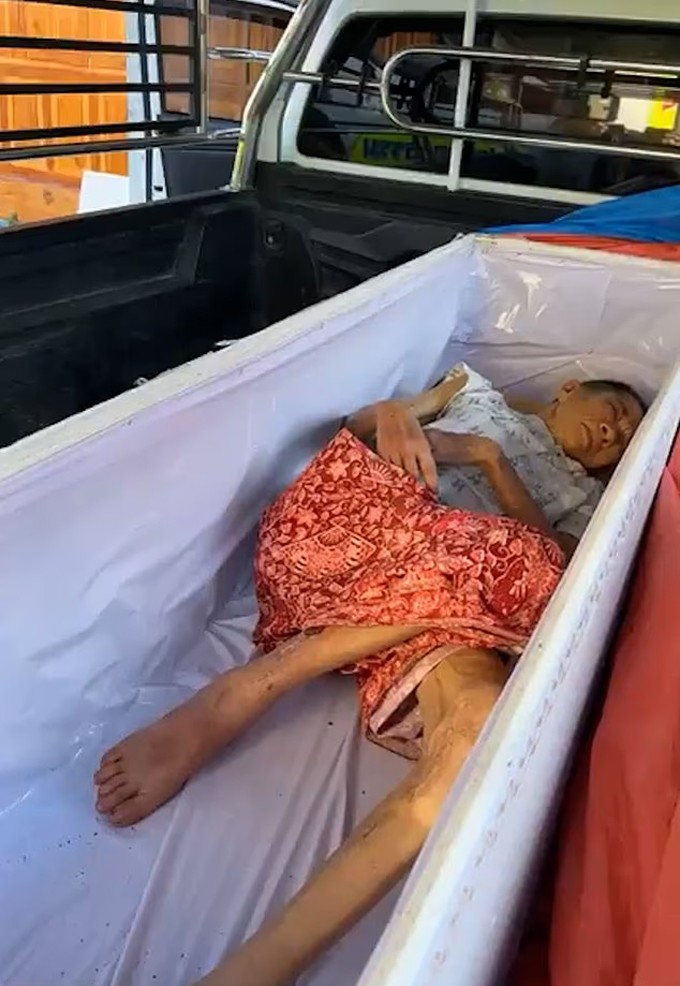 Bà lão 65 tuổi cựa quậy trong quan tài sau khi người thân tưởng đã chết. Ảnh: Viral Press