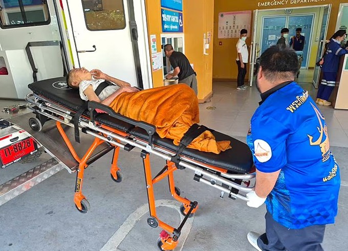 Bà Chonthirot khi được đưa đến Bệnh viện Bang Yai hôm 23/11. Ảnh: Viral Press