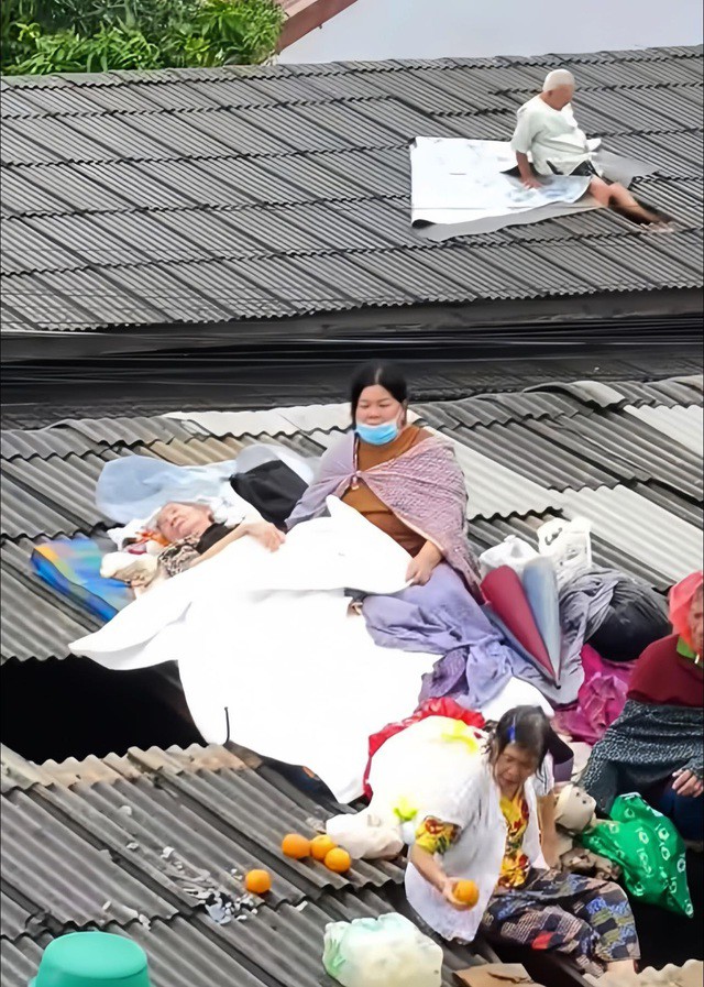 Nhóm người cao tuổi mang theo cả thức ăn và trái cây, nhưng không rõ họ đã phải cầm cự trên đó trong bao nhiêu ngày. Ảnh: Thai PBS