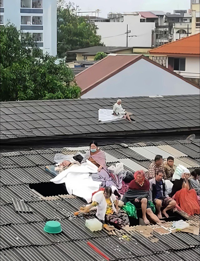 Nhóm người lớn tuổi trên mái nhà tại Thoongsao. Ảnh: Thai PBS