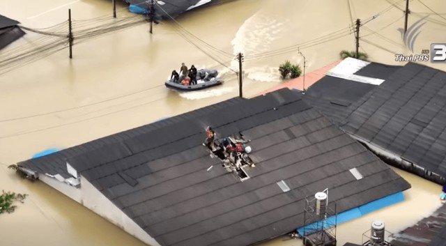 Gia đình 5 thành viên, trong đó có một người phụ nữ lớn tuổi, phá dỡ mái nhà để thoát ra ngoài. Ảnh: Thai PBS