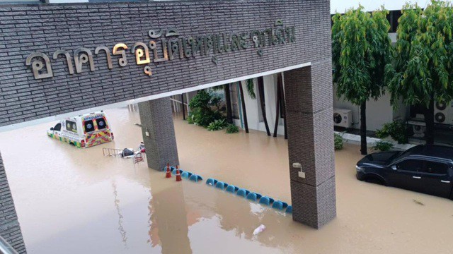 Lũ lịch sử ở Thái Lan: Người dân đu dây cáp, phá mái nhà thoát hiểm - 8