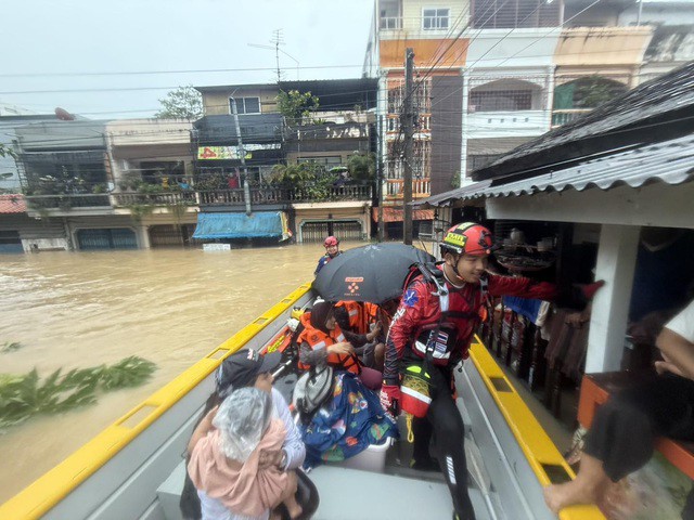 Lũ lịch sử ở Thái Lan: Người dân đu dây cáp, phá mái nhà thoát hiểm - 7