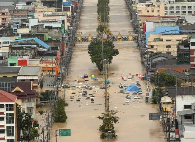 Lũ lịch sử ở Thái Lan: Người dân đu dây cáp, phá mái nhà thoát hiểm - 9