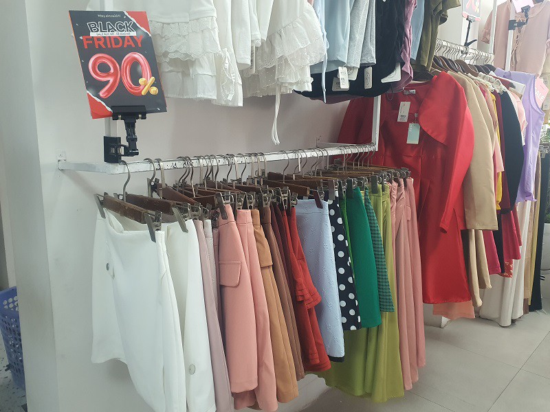 Chị Lan (Hà Nội) cho biết, tranh thủ buổi trưa, trước ngày Black Friday để đi mua sắm. Bản thân chị khá bất ngờ khi nhiều cửa hàng giảm giá tới 90% sản phẩm thời trang.