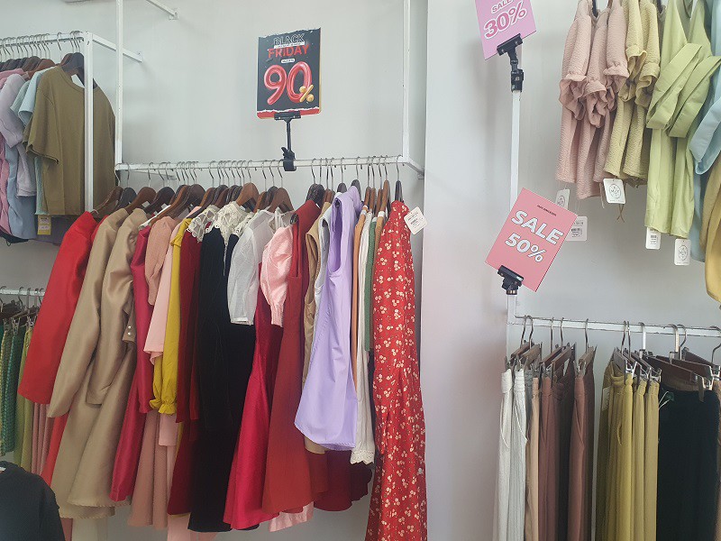 "Tôi mua được hơn chục sản phẩm. Có chiếc váy giá 630 nghìn đồng mà giảm giá chỉ còn phải trả 65 nghìn đồng hay một chiếc chân váy có giá chỉ 35 nghìn đông sau khi giảm tới 90%. Muốn mua đồ đẹp, đỡ chen lấn thì năm nào tôi cũng đi trước 2-3 ngày, tránh cuối tuần", chị Lan nói.