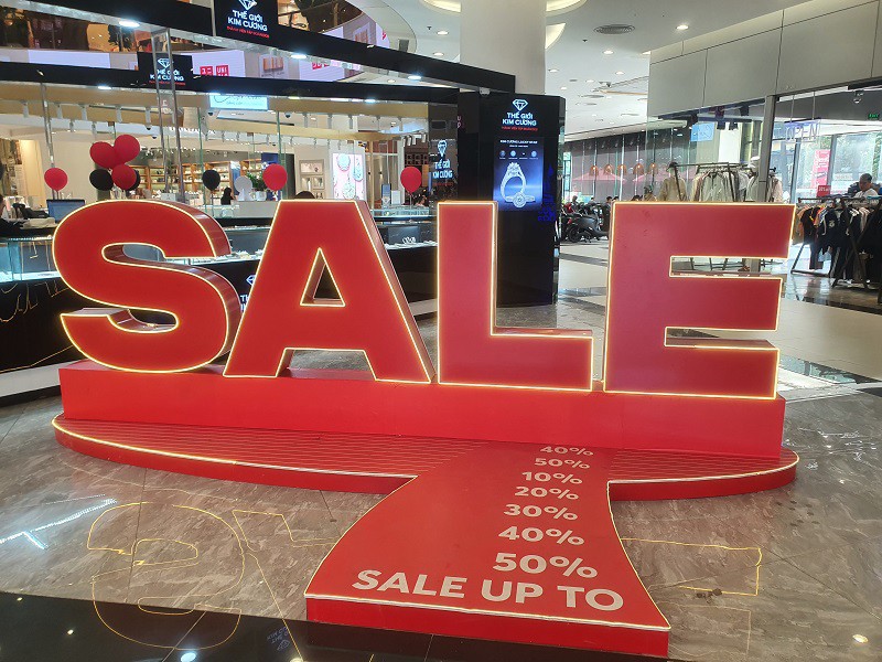 Vào dịp này, các cửa hàng và sàn thương mại điện tử đồng loạt tung ra ưu đãi giảm giá hấp dẫn nhằm tri ân khách hàng và tăng doanh số.