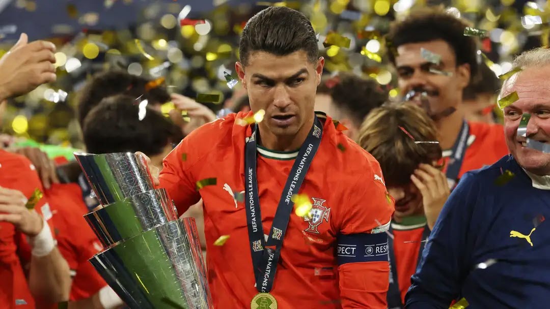 Cristiano Ronaldo đã bị dư luận Bồ Đào Nha kêu gọi không nên tiếp tục đá chính cho đội tuyển