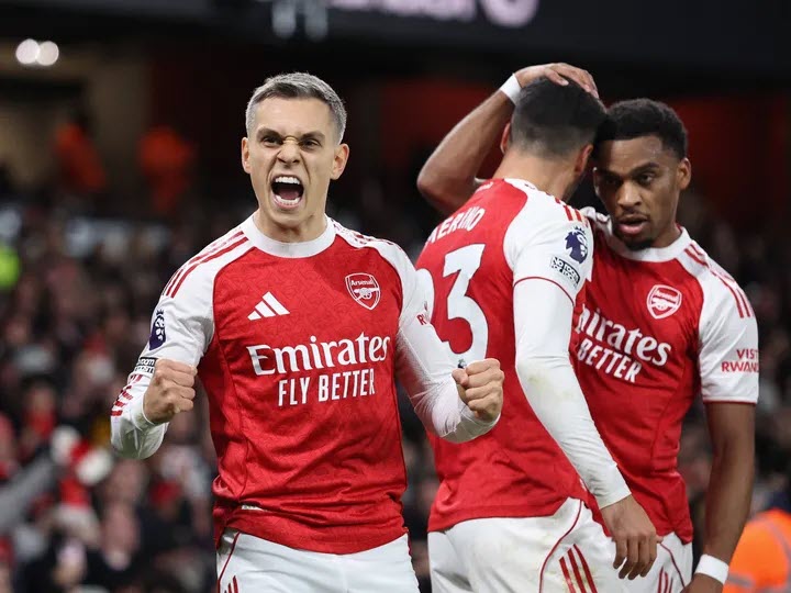 Arsenal đang chơi tưng bừng cả ở hàng công lẫn tuyến thủ