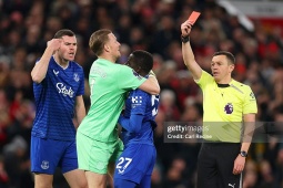 Xô xát trận MU - Everton: Gueye bị thẻ đỏ vì tát vào mặt đồng đội