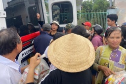 Tin tức trong ngày - Ký ức kinh hoàng: Đục tường, 50 người bám trên nóc nhà 3 ngày trong lũ lịch sử