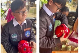 Bạn trẻ - Cuộc sống - Xúc động hình ảnh cậu bé bẽn lẽn ôm heo đất đến ủng hộ bà con vùng lũ