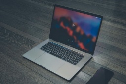 Bản lề MacBook Pro M5 kêu cót két sau 2 tuần sử dụng: Apple coi là "bình thường"