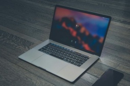 Bản lề MacBook Pro M5 kêu cót két sau 2 tuần sử dụng: Apple coi là "bình thường"