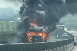 Xe đầu kéo bốc cháy ngùn ngụt trên cao tốc