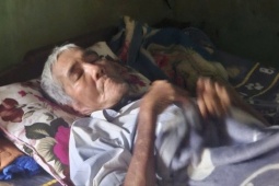 Người đàn ông ôm thi thể mẹ giữa dòng lũ