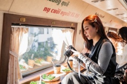 Du lịch - Du khách thích thú trải nghiệm, chụp ảnh mỏi tay trên chuyến tàu Hà Nội - Bắc Ninh