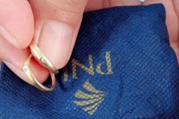 Tin tức trong ngày - Xếp quần áo chuyển đi cứu trợ, người phụ nữ giật mình vì túi vàng rơi xuống