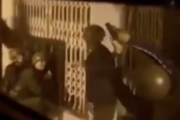 Cảnh sát phá ba lớp cửa, vây bắt nhóm nghi phạm tàng trữ ma tuý