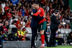 HLV tuyển Bồ Đào Nha bảo vệ Ronaldo, lý do CR7 40 tuổi vẫn được đá chính